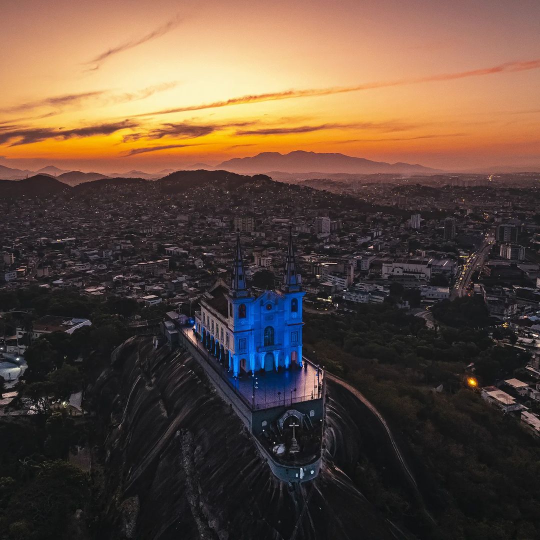 ☀️PREVISÃO PARA O DOMINGO 

De acordo com o <a href="/AlertaRio/">Sistema Alerta Rio - Prefeitura do Rio</a> , no domingo (24/09), o tempo se manterá estável. O céu estará claro a parcialmente nublado e não há previsão de chuva. 

No período da tarde, a umidade relativa do ar poderá atingir valores entre 21% e 30% em alguns pontos.