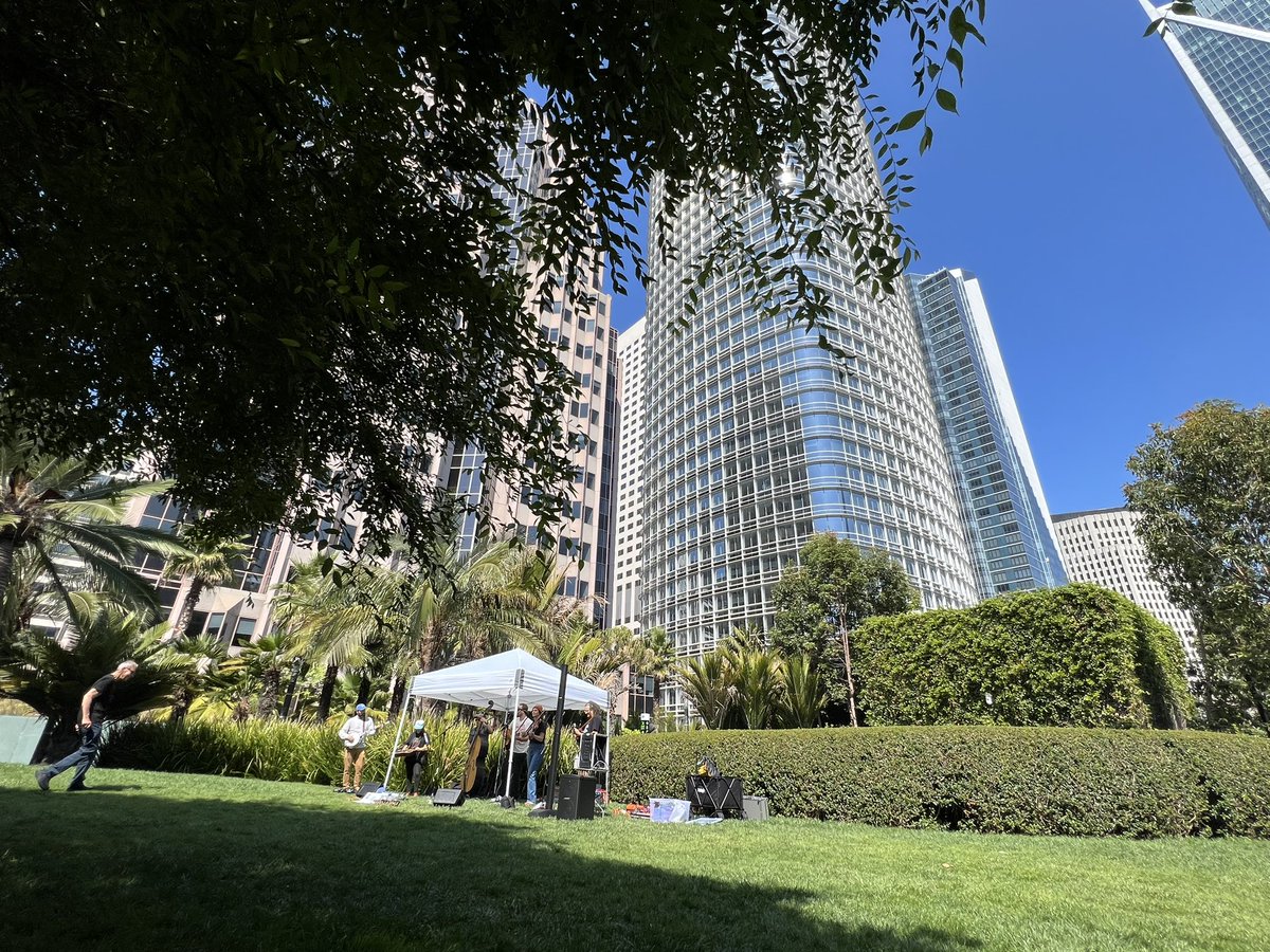 El_Ahuizotl's tweet image. There are worse ways to usher in one of the last autumns… Greetings from beautiful downtown #SanFrancisco and #SalesforcePark! ✌🏽❤️