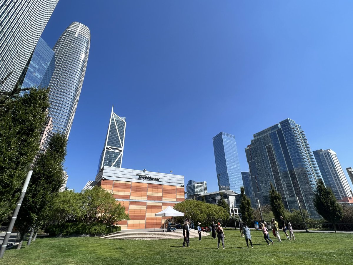 El_Ahuizotl's tweet image. There are worse ways to usher in one of the last autumns… Greetings from beautiful downtown #SanFrancisco and #SalesforcePark! ✌🏽❤️