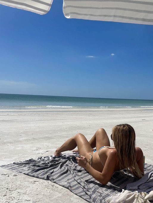 Beach day with me? 🏝️ https://t.co/UONRVjk0tj