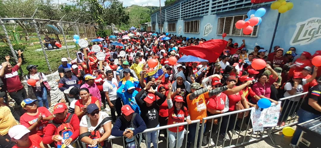 NicolasMaduro's tweet photo. Las trujillanas y los trujillanos de la parroquia Cuicas en el municipio Carache, marcharon alegremente, alzando su voz por la Paz de Venezuela. Este es el Pueblo aguerrido, noble y de a pie que ama al país. ¡Mi abrazo para ustedes hermanas y hermanos! https://t.co/QmqbGYdTKJ