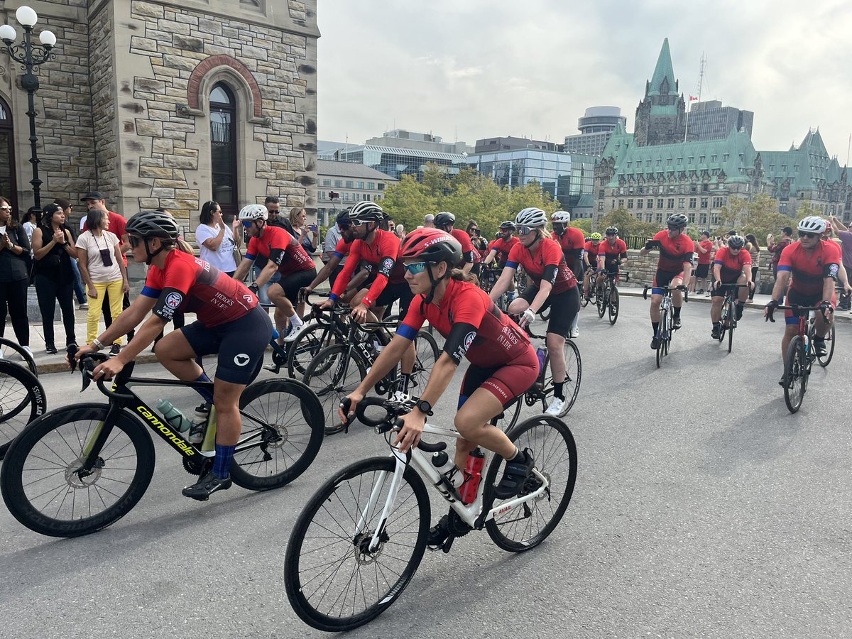An incredible and emotional sight on Parliament Hill today as @CPPOM runners and cyclists along with their families and friends honour our fallen #HeroesInLife. We feel the loss more than ever as we honour yet another fallen officer. @460km @CanadianR2R