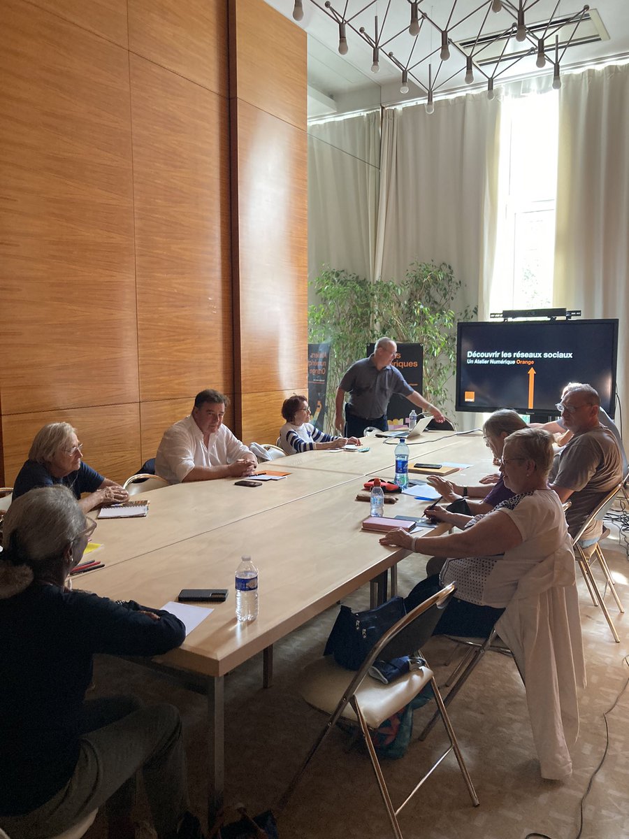 djneft's tweet image. Rien de mieux que de terminer la semaine avec le soleil au rendez-vous
Cette semaine, les @AmbOrange étaient sur tous les fronts : 
🏉 Le village Rugby Cup de la place de la concorde l'expérience VR 
🏚 les ateliers numériques Orange 
🏆Demos Cérémonie appel à projets solidaires