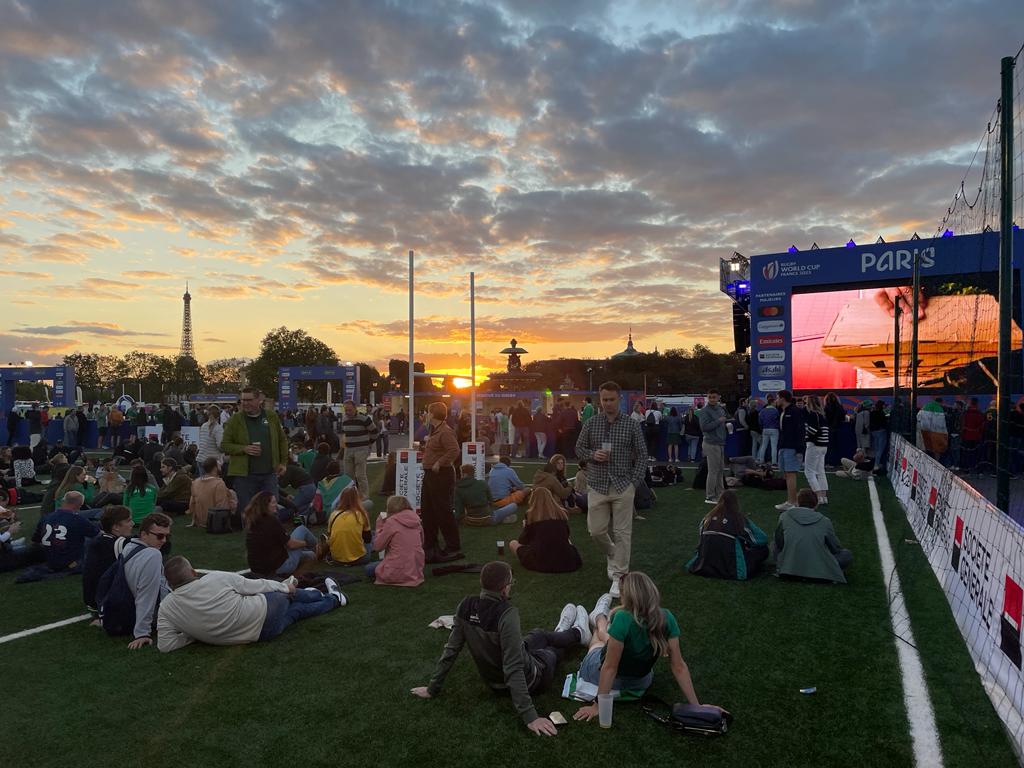 djneft's tweet image. Rien de mieux que de terminer la semaine avec le soleil au rendez-vous
Cette semaine, les @AmbOrange étaient sur tous les fronts : 
🏉 Le village Rugby Cup de la place de la concorde l'expérience VR 
🏚 les ateliers numériques Orange 
🏆Demos Cérémonie appel à projets solidaires