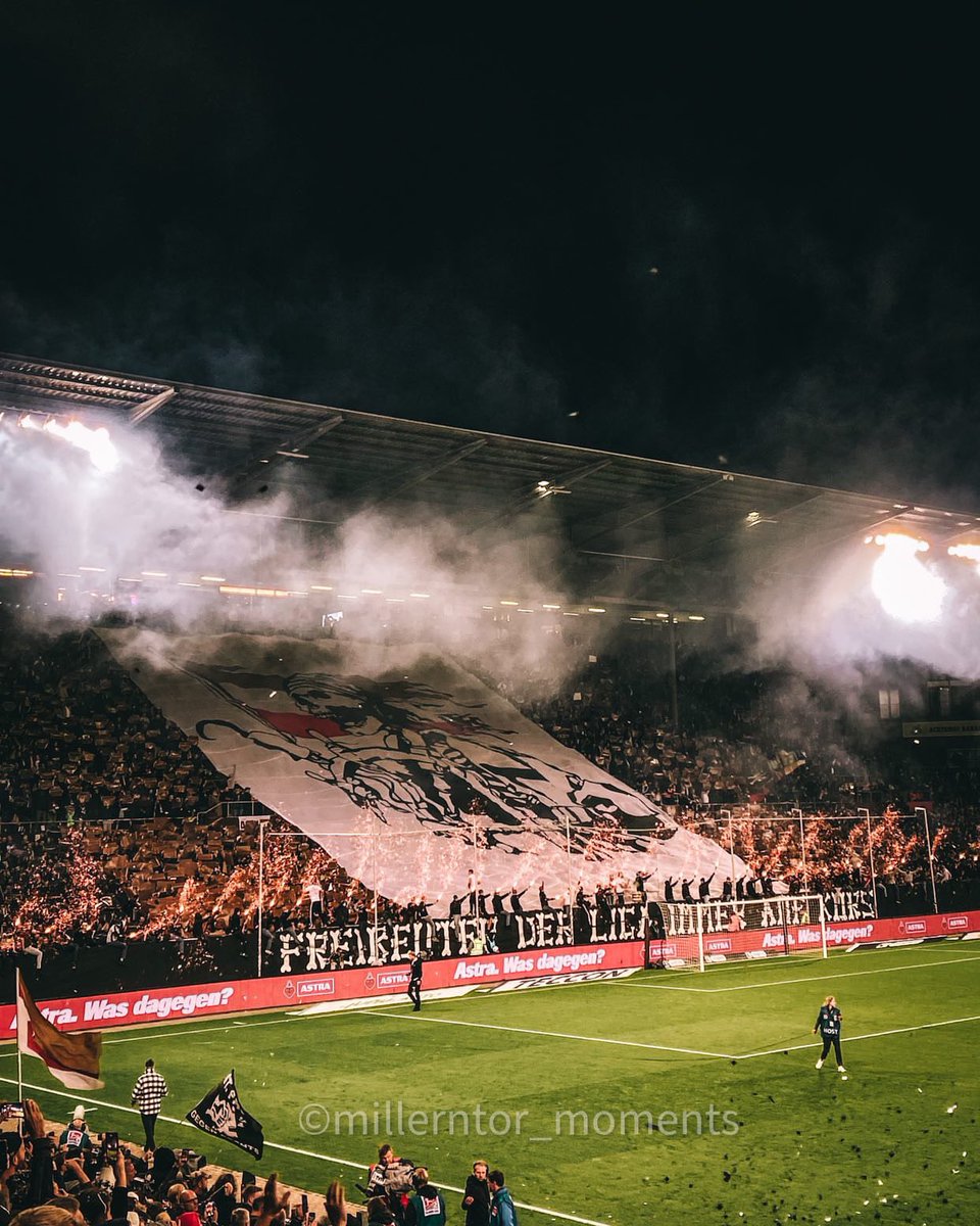 kurvenhelden's tweet photo. #FCSPS04 🟤⚪️ „Freibeuter der Liga immer auf Kurs“ Aktion in der #Südkurve #FCSP beim Heimspiel gegen #Schalke04! 🏴‍☠️ #fcstpauli #s04 #millerntor 📸 @millerntor_moments https://t.co/VhhpcpjXMX