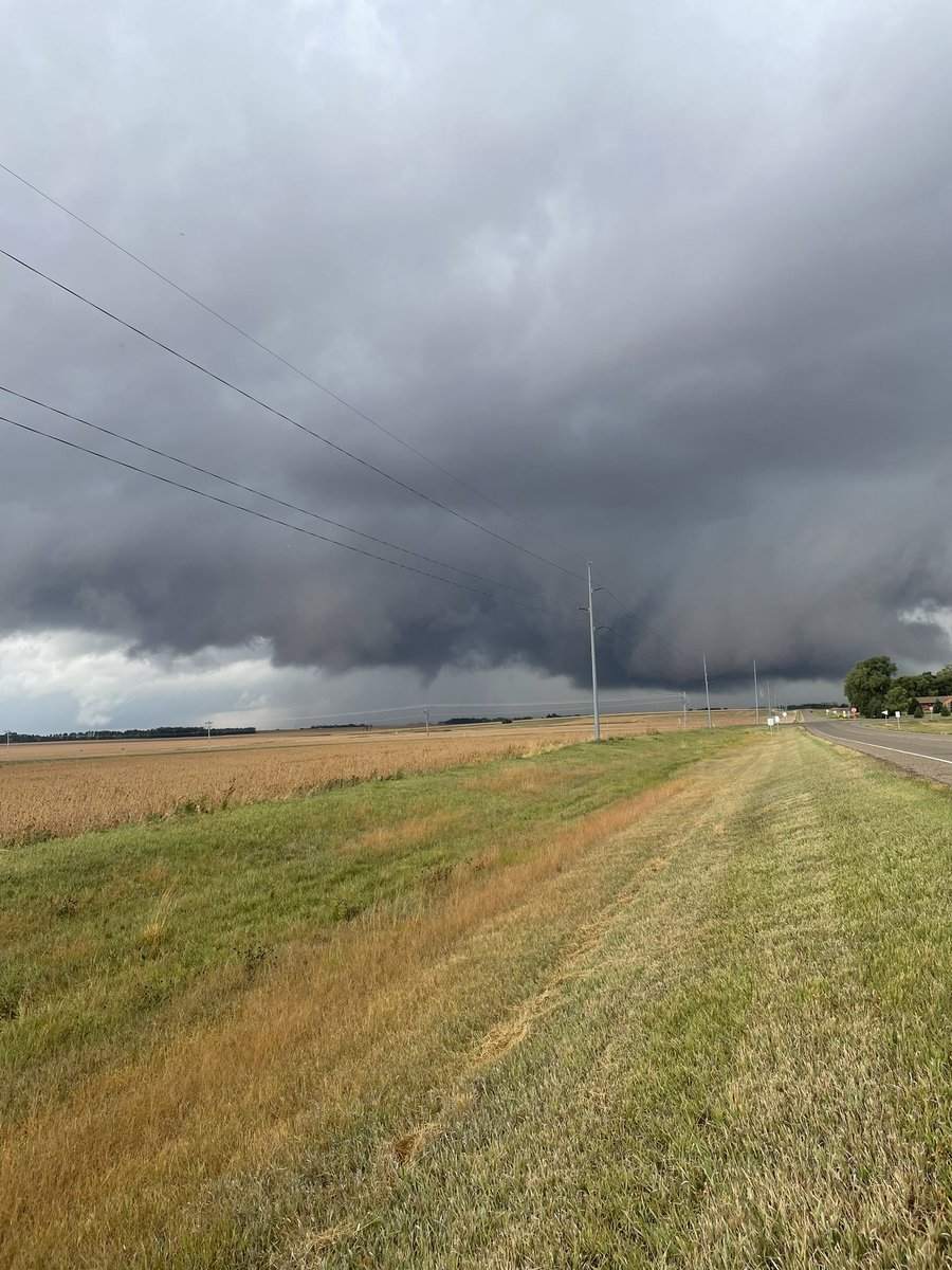 ZachAllen49's tweet photo. @NWSSiouxFalls east of Bruce SD https://t.co/e9AvRHR7hZ