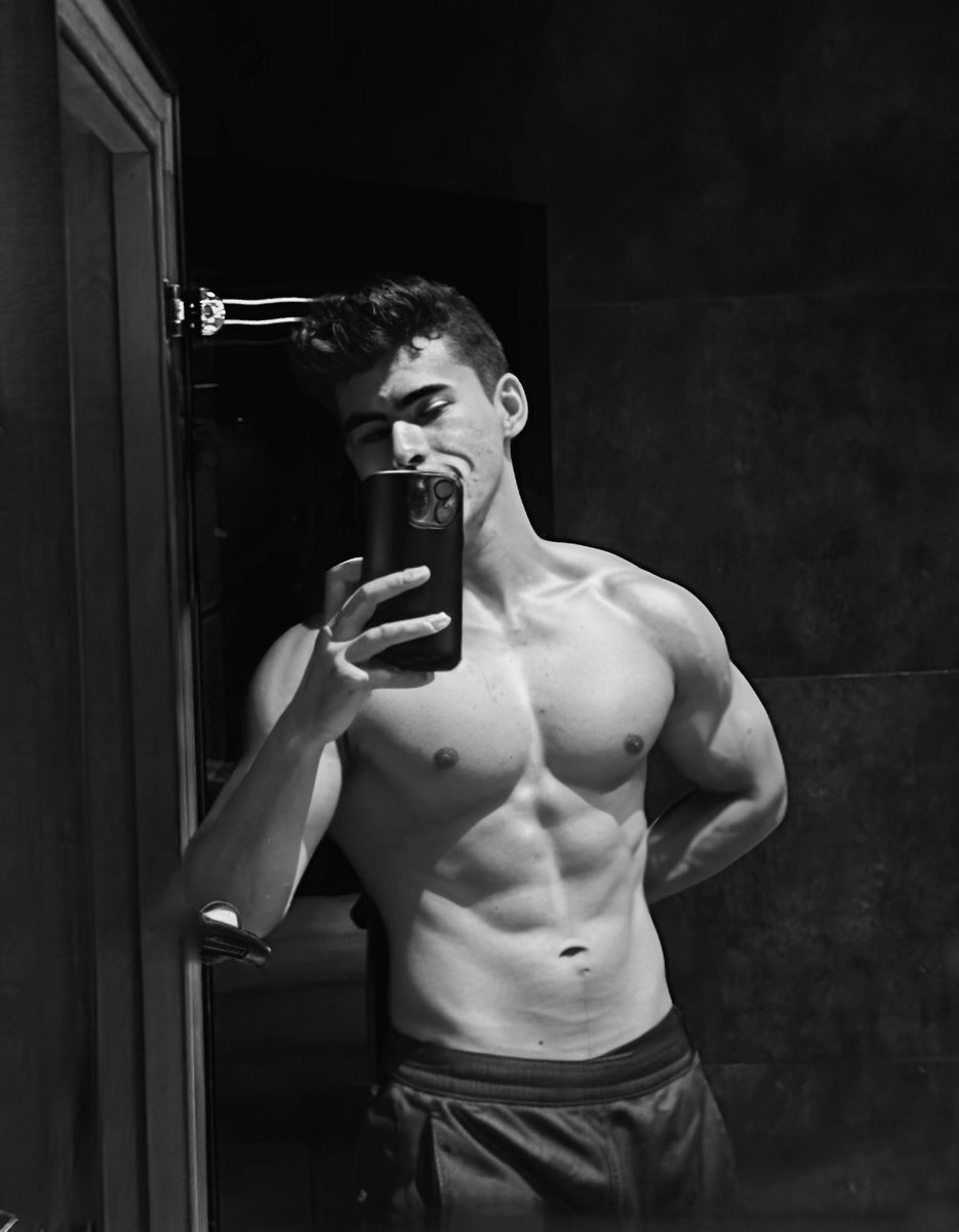 Shayanval's tweet image. Went from best valorant player to quickest transformation - 1 year
 
Mr. Olympia 2030 🙌