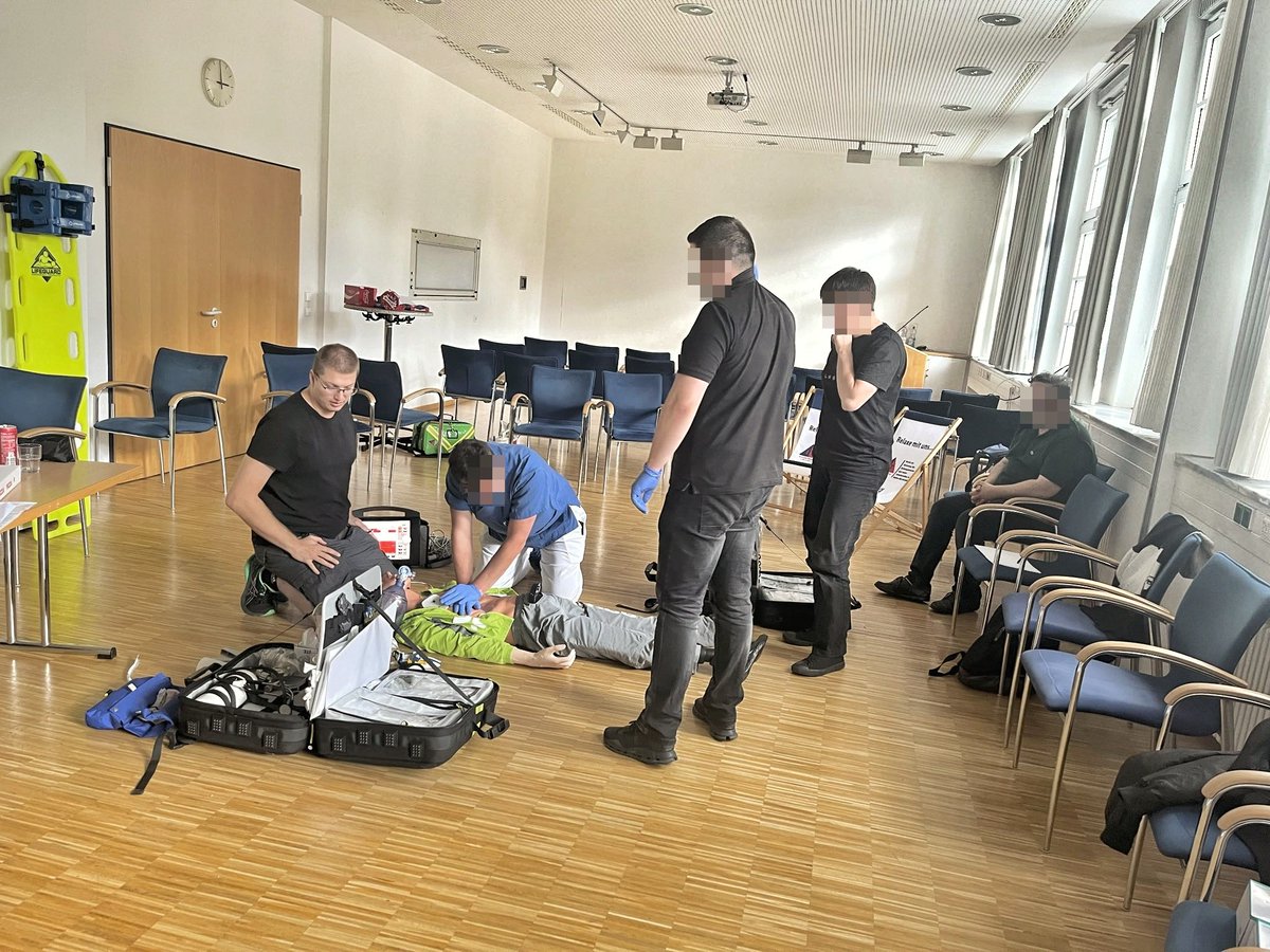 demosanitaeter's tweet photo. Heute waren wir von unserem Kooperationspartner #InsideTeam ins Karl-Olga-Krankenhaus zu einem #Workshop eingeladen. Zusammen mit Mitgliedern des InsideTeams und Ärzt*innen aus dem Karl-Olga-Krankenhaus nutzen wir den 8-stündigen Workshop für #Reatraining und Fallbeispiele. 1/2 https://t.co/zKEdsm3bN3