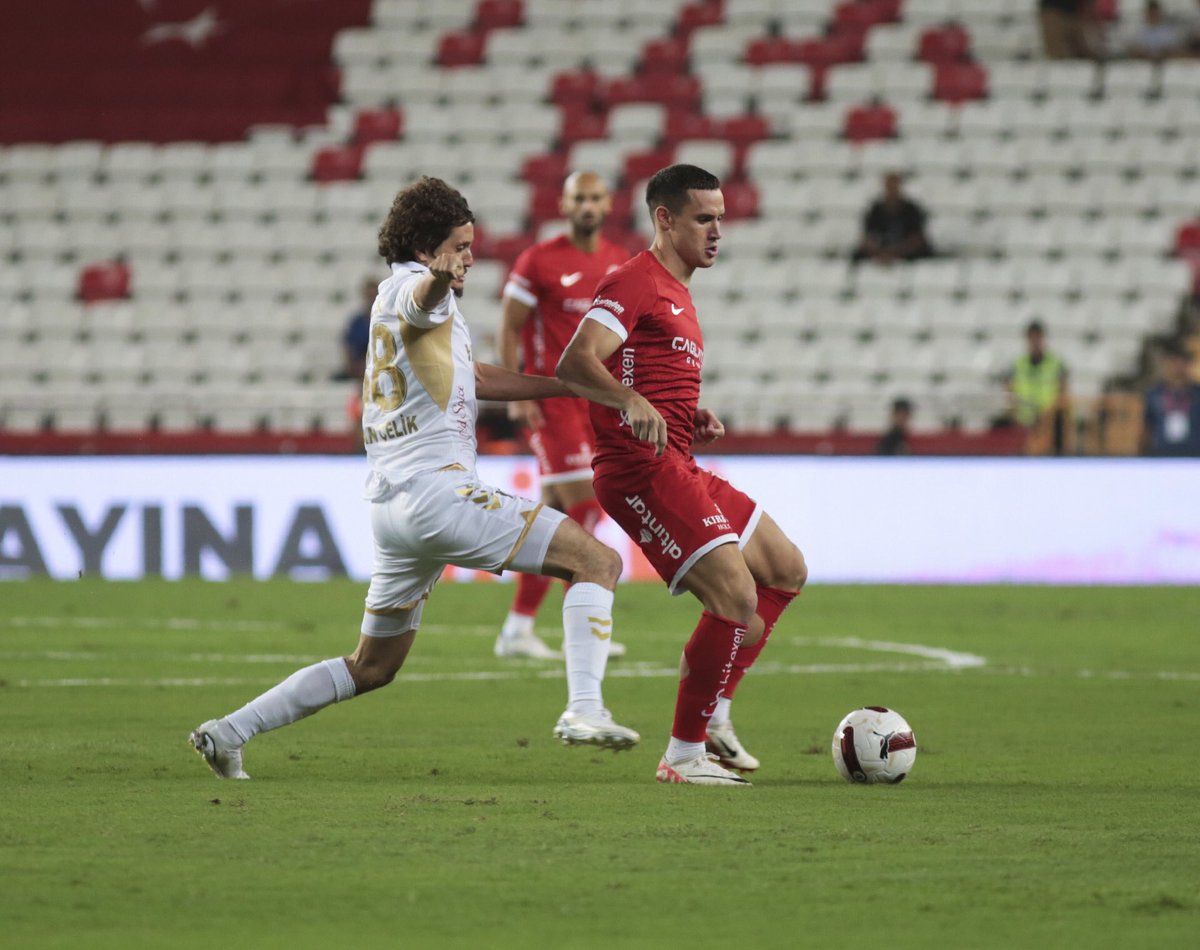 Antalyasporlu yetkililer stada gidip Dario Saric’i kontrol edebilir mi? Halâ bir yerlerde rakibe basıp, top kapıp half space’e koşu atıyor olabilir…