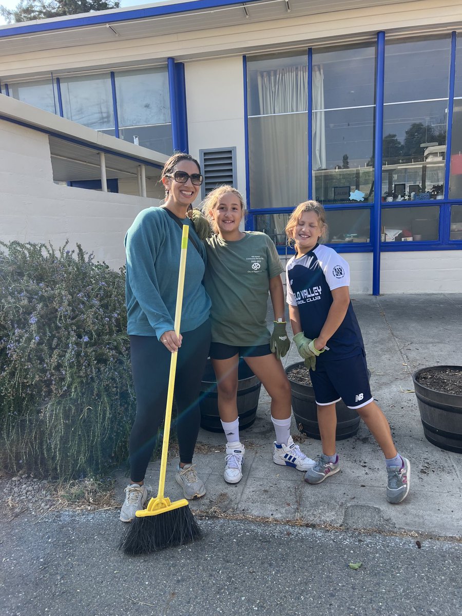 Sequoia524's tweet photo. #communityserviceday #cityofpleasanthill Some of the wonderful community volunteers who weeded, swept, dug, and beautified our school! ⁦@MtDiabloUSD⁩ ⁦@SequoiaEL⁩ https://t.co/3LPjOKUZXp