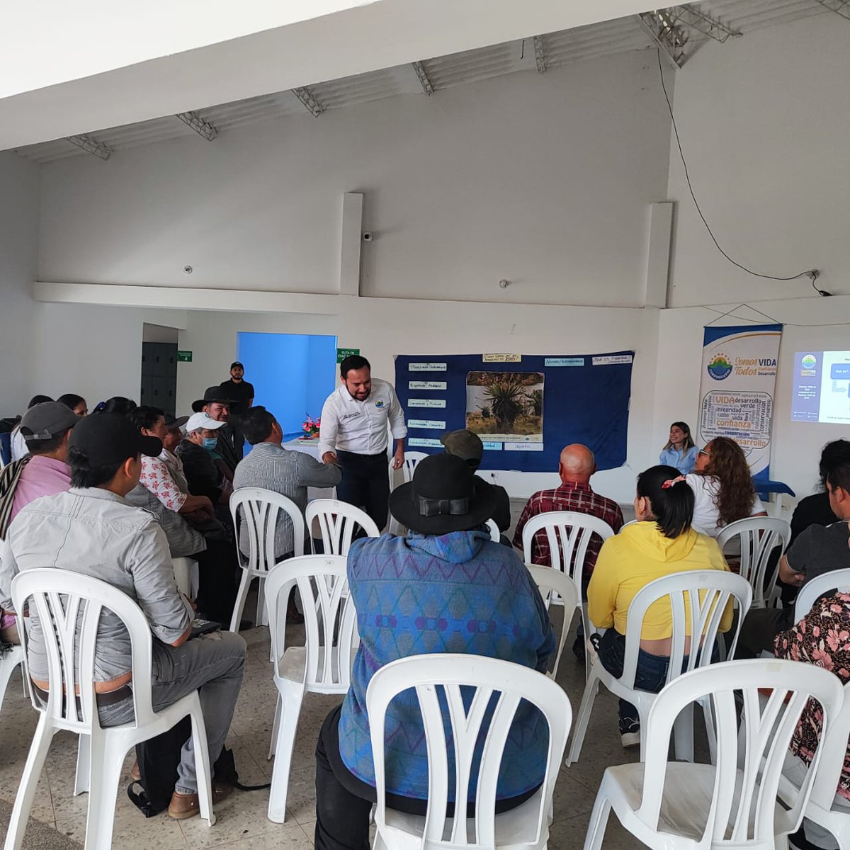 diegolchala's tweet photo. Hoy en el municipio de #fomeque cerramos la primera semana de recorridos de construcción participativa del pgar, visitamos #medina #gama #gachala y #ubalaB, muchos temas para reflexionar, mejorar y avanzar en una visión regional ambiental del territorio. https://t.co/NytrUZefmv