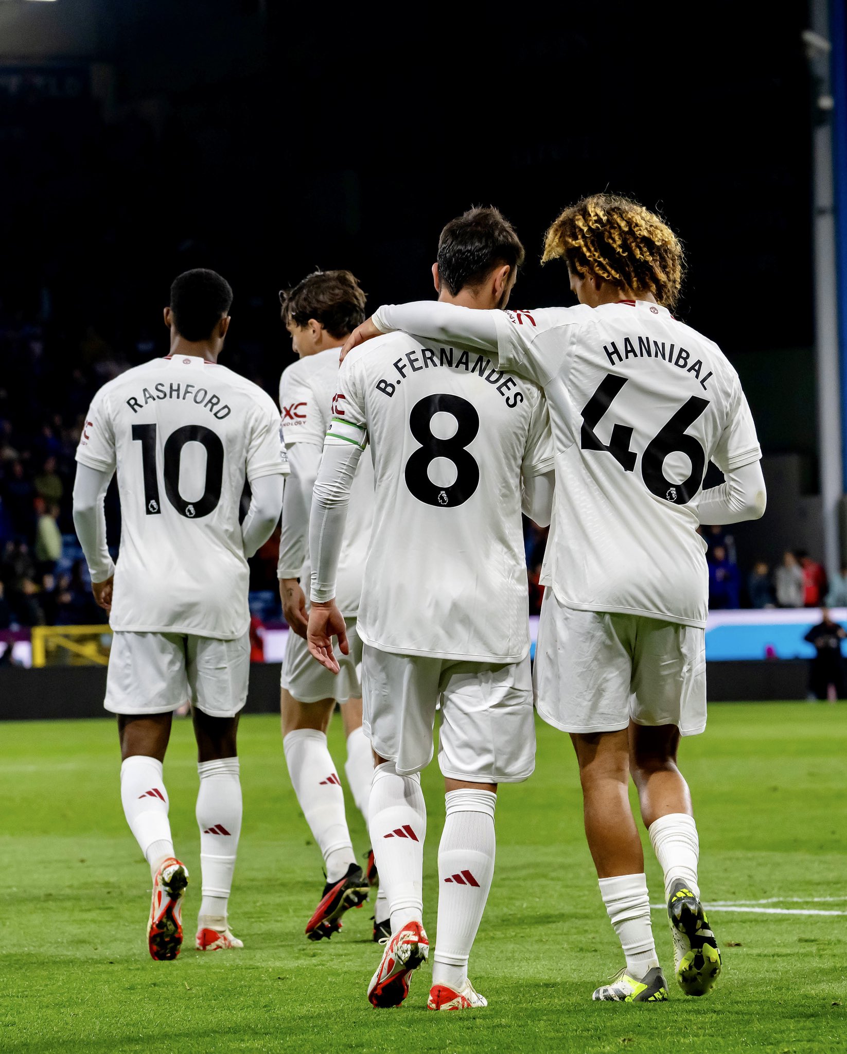 United celebrate Bruno Fernandes’s all-important goal.