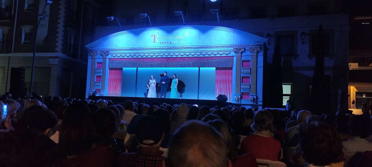 palaciosho's tweet photo. #SanseEsCultura estupenda noche en la Plaza de la Constitución disfrutando de ópera y Zarzuela con la Carroza del @Teatro_Real. Llevando la ópera a todos los rincones de España. Muy buena iniciativa de la delegación de cultura de #Sanse https://t.co/SruQuw0Vhk