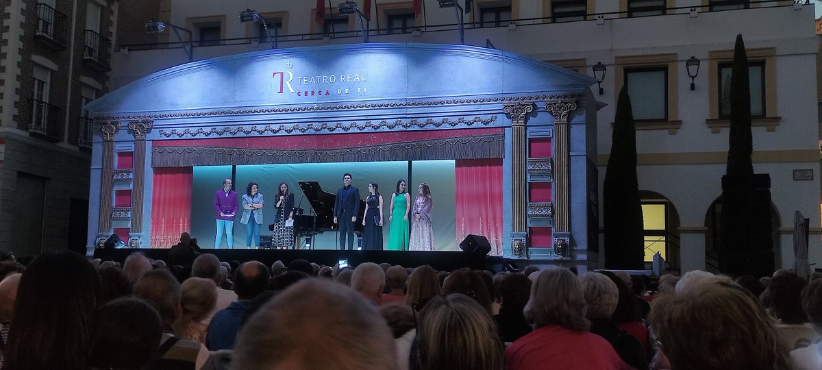 palaciosho's tweet photo. #SanseEsCultura estupenda noche en la Plaza de la Constitución disfrutando de ópera y Zarzuela con la Carroza del @Teatro_Real. Llevando la ópera a todos los rincones de España. Muy buena iniciativa de la delegación de cultura de #Sanse https://t.co/SruQuw0Vhk