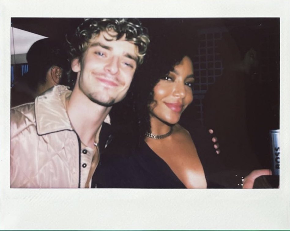 OnlineJoshB's tweet image. Josh Beauchamp com Any Gabrielly durante a after party do desfile da BOSS, ontem (22/09).