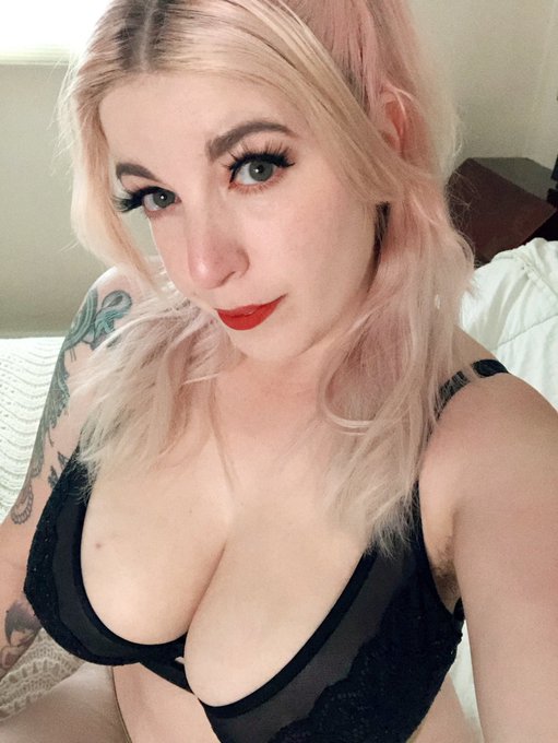 surprise! i am online! 🌟 come throw some gold @ https://t.co/dcu2lakLqD or get a show from me via https://t