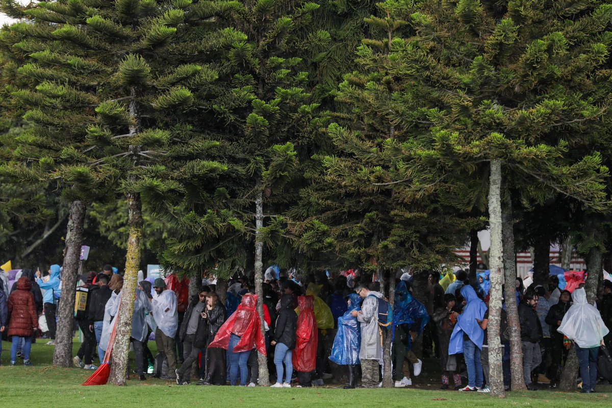 ELTIEMPO's tweet photo. 📸 Festival Cordillera en Bogotá: miles de personas disfrutan, a pesar de la lluvia, de los cuatros escenarios en donde se comienzan a presentar los artistas en Parque Simón Bolívar.

Foto: César Melgarejo/ El Tiempo @cesarmelgarejoa https://t.co/lP3WPWkLI7