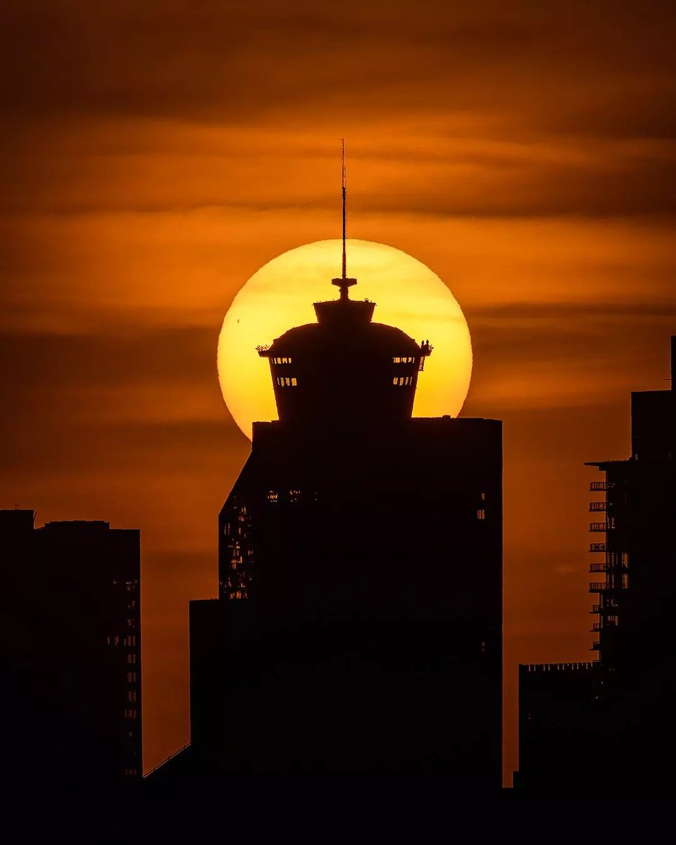 TheCalgaryTower's tweet photo. Sunsets in YYC...🌇 🌞 

(📸 : @richie.hannah.ab)

#loveyyc #calgarytower #sunsets #downtowncalgary https://t.co/EJvFiGaW5G