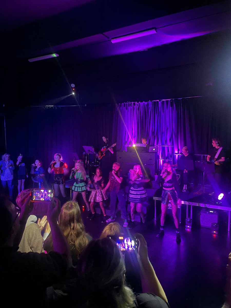 MissHBaxter's tweet photo. Loved watching SIX:Teen Edition this evening @CastleNewnham @CN_PerformArts Really glad it made a return to CNS this year 👑 https://t.co/d30km9dnEu