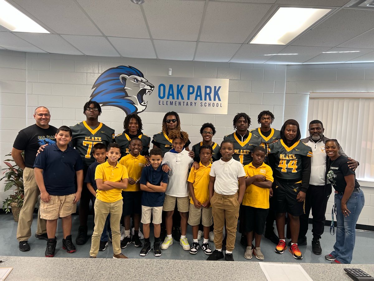 Me and the seniors took a trip to Oak Hill Elementary to help mentor a great group of kids🤝🏿 @BlakeJacketsFB