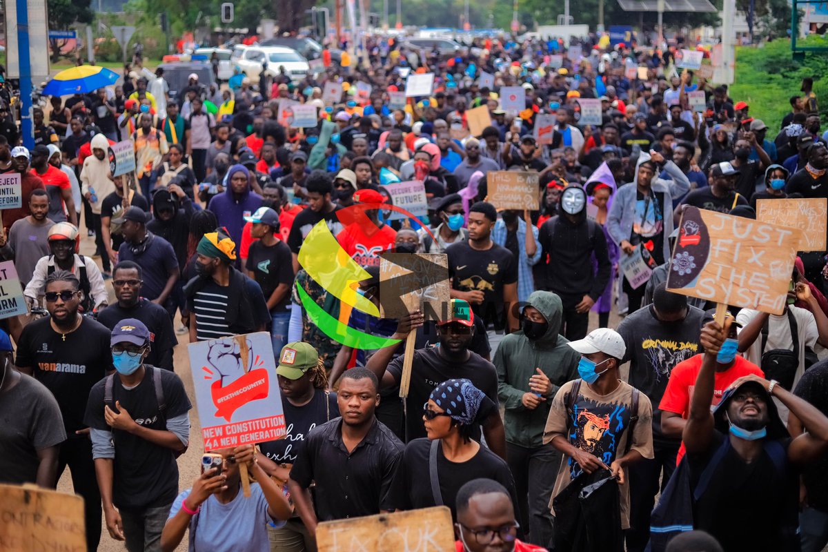 tv3_ghana's tweet photo. This massive crowd is a testament to our unwavering resolve #OccupyJulorbiHouse

📸 @1cliff_ 

#TV3GH https://t.co/38KSGqs201