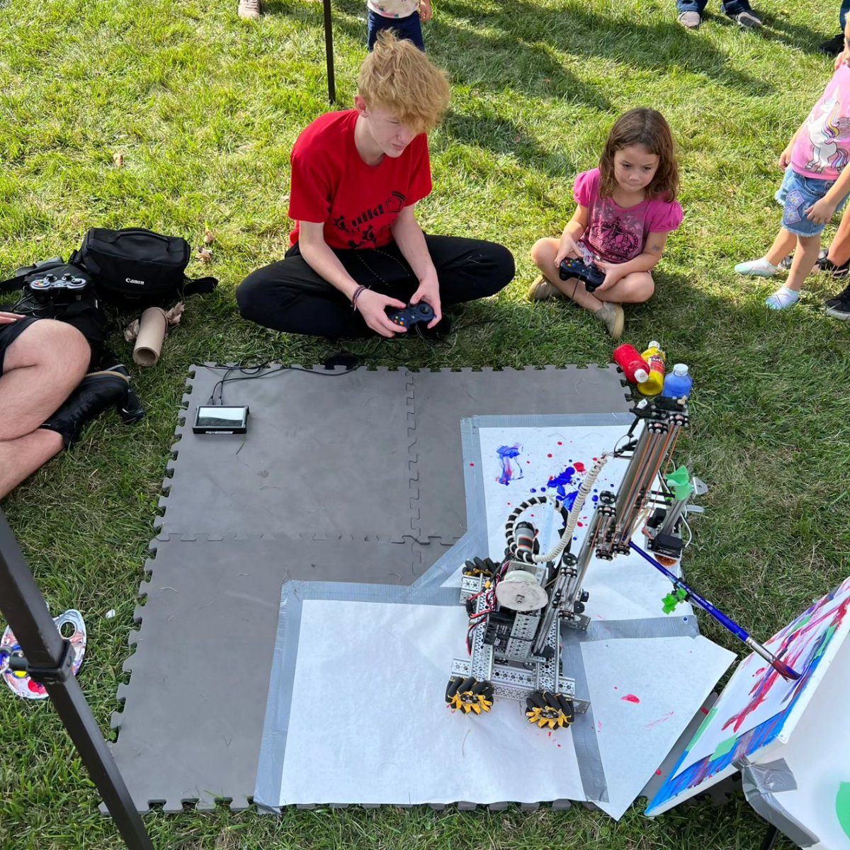 Showed our painting 🖼 robot at #NationalAlpacaday. Everyone had so much fun with the 🎨 robot 🤖❕️

#ftcrobotics #ftcteam #steam #steam #stream #artrobot #art @NorthScottHS #ftciowa #robotfun #roboticsteam