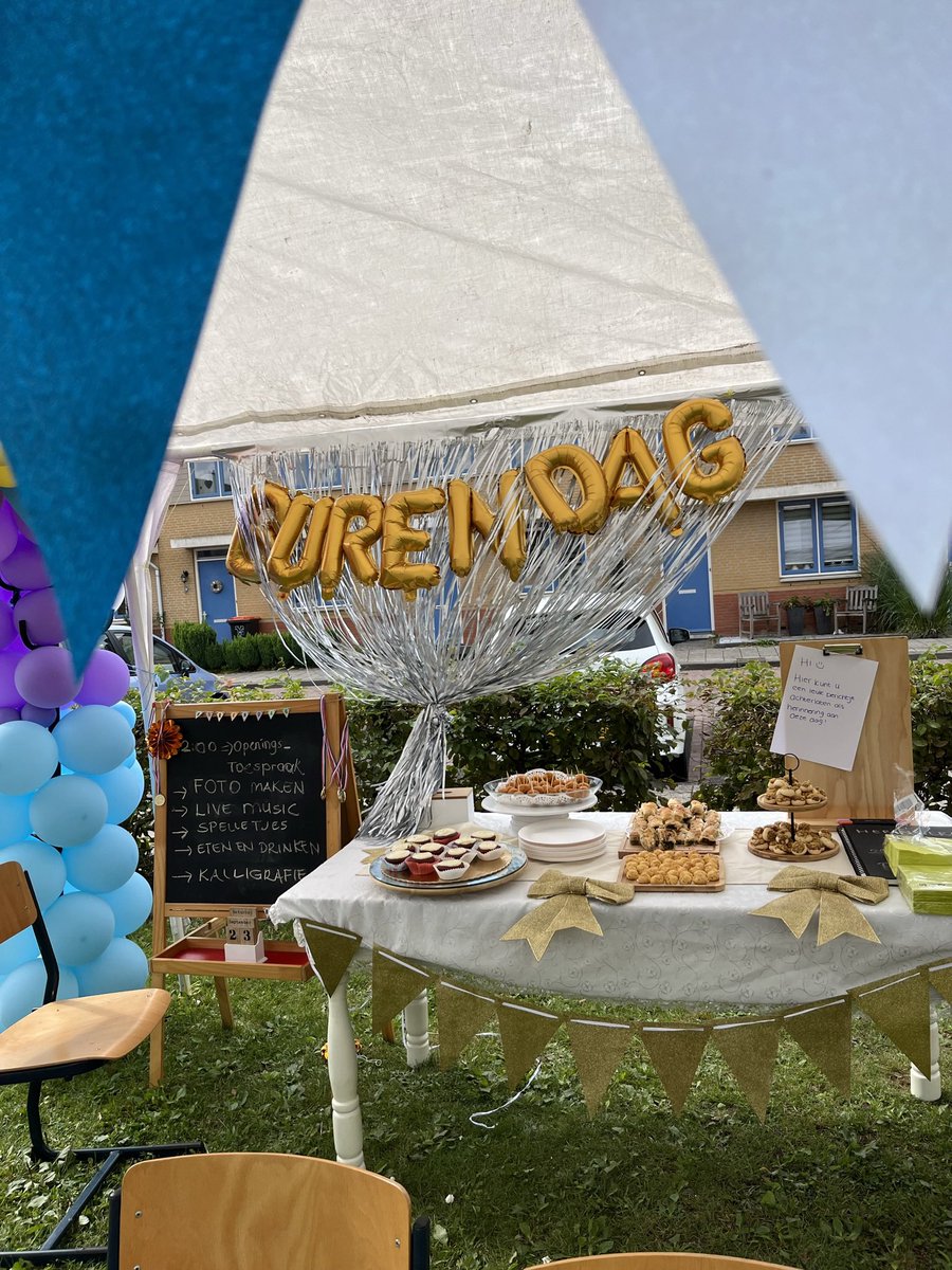 Beter een goede buur dan een verre vriend! Burendag geopend in de blauwe speeltuin in Portland. Inwoners en #vluchtelingenwerk doen het samen.