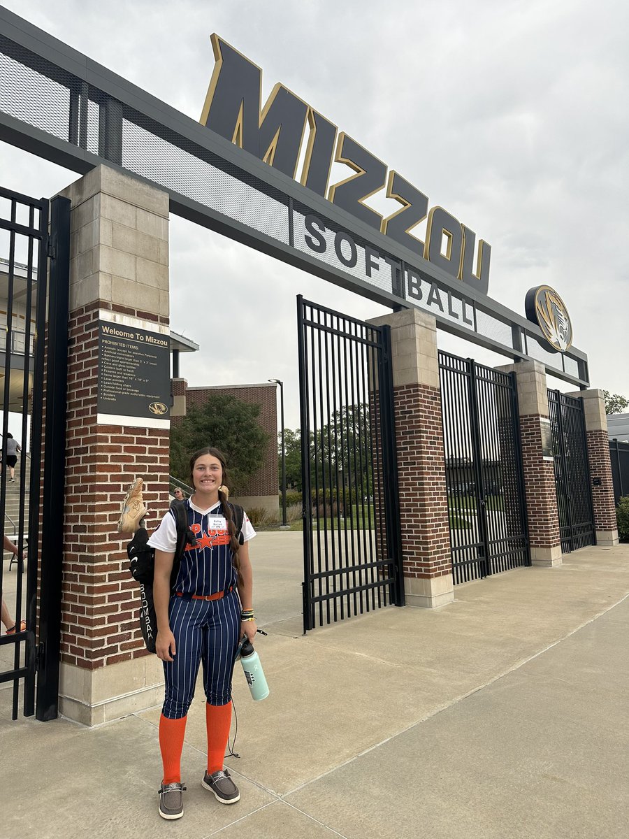 2027BBarnett's tweet photo. I got the opportunity to go to another @MizzouSBCamps!! Thank you to @CoachLarissaA, @J_Cottrill_, staff, and players for putting on an amazing camp!!
#flyabove #bringtherain https://t.co/EOiDzTimsh