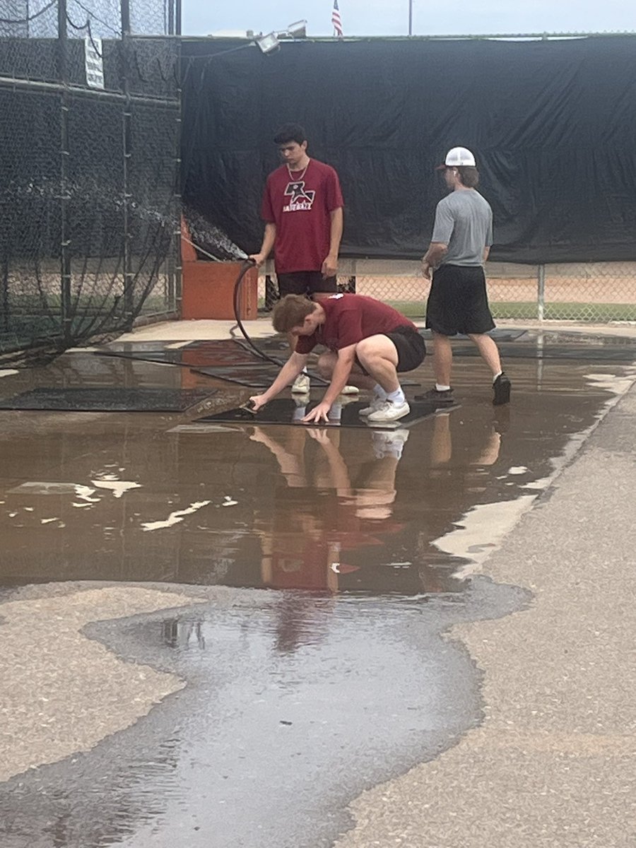 Many thanks to all the players, coaches and parents that participated in our field work day today!
Got a lot done with some major improvements coming soon. 
Season coming fast. 
Want a nice facility? 
Have to earn it! 👊
#Leadfromthefront #SweeptheShed