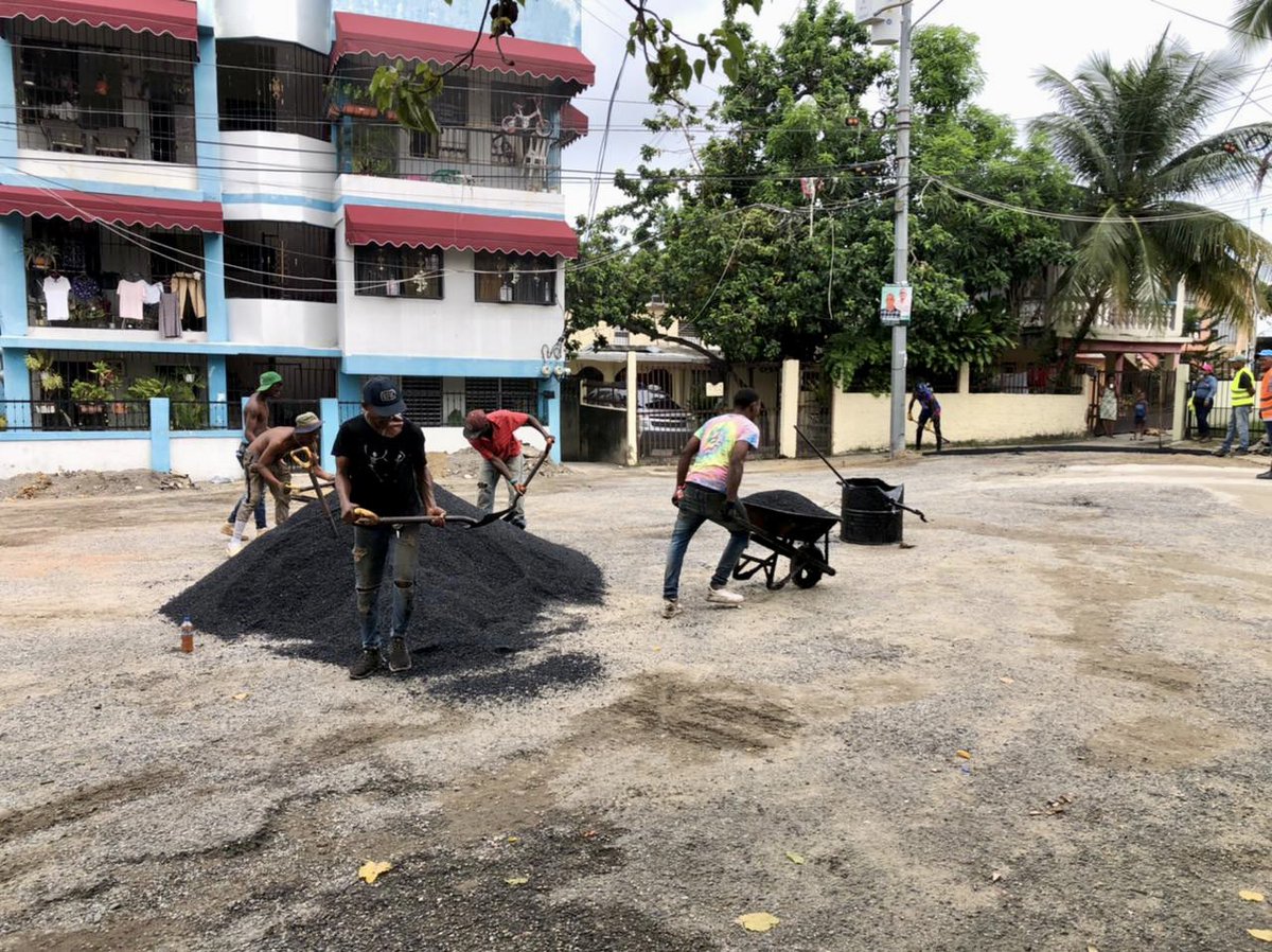 🚧Alcaldia trabajando 🚧👷‍♂️

Los habitantes de la Manzana 28 y la rotonda están celebrando hoy porque dos camiones🚜 de asfalto se encuentran trabajando en la rotanda y el cajellón de esa zona. Esta obra se traduce en una mejora significativa en el transporte local.🛣️🚘