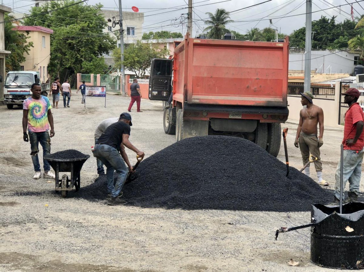 AlcaldiaSDO's tweet photo. 🚧Alcaldia trabajando 🚧👷‍♂️

Los habitantes de la Manzana 28 y la rotonda están celebrando hoy porque dos camiones🚜 de asfalto se encuentran trabajando en la rotanda y el cajellón de esa zona. Esta obra se traduce en una mejora significativa en el transporte local.🛣️🚘 https://t.co/ocvGnrtmMR