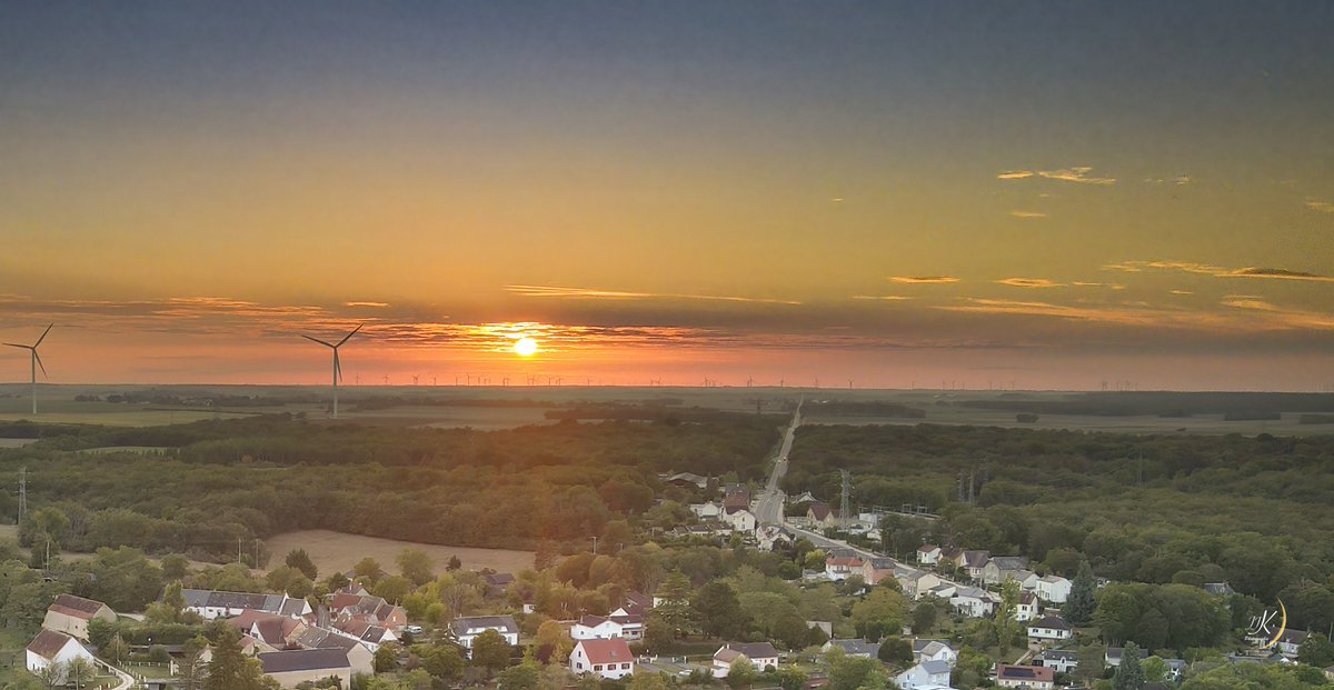 Saint Florent sur Cher : Le #paysage à l'horizon laisse apparaitre de nombreuses #éoliennes. Le prix à payer pour enrayer le réchauffement #climatique ? Dure dure pour l'esthétique paysagère. Non ?