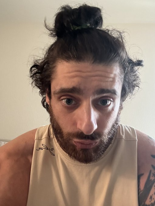 Someone at the gym just used the phrase &ldquo;at least I have a neck&rdquo; and I totally took it as a compliment<a href="/tag/backday"class="tags"><span>#backday</span></a>