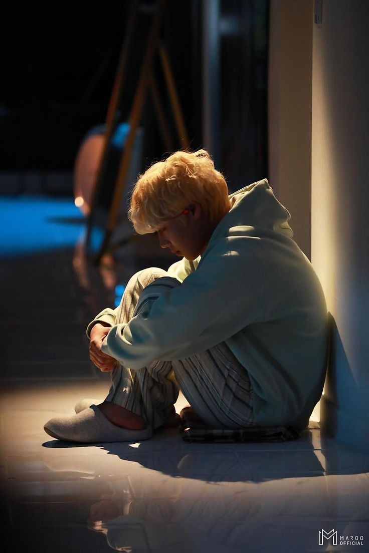 pinkkkpink1's tweet image. They were both so lonely😭
Both scenes having the dark background with the dim yellow light highlighting their loneliness is driving me insane😭
#WeakHeroClass1 #atadistancespringisgreen