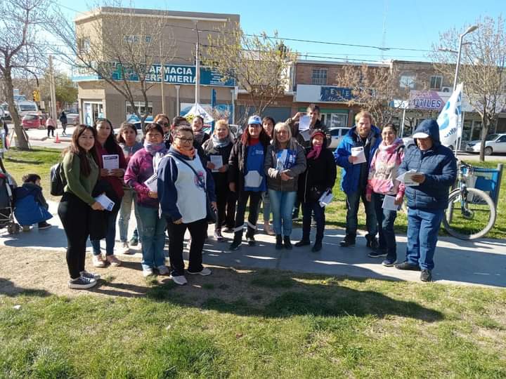 PCRargentina's tweet photo. #NEUQUEN
23 de septiembre
Jornada nacional de propaganda en Centenario y San Patricio del Chañar!
Sergio Massa Presidente, para frenar a la derecha de Milei, Bullrich y seguir luchando por un rumbo popular y nacional.
#DefenderLoConquistado
#TierraTechoTrabajo
#UnionPorLaPatria https://t.co/3kLetijN3G