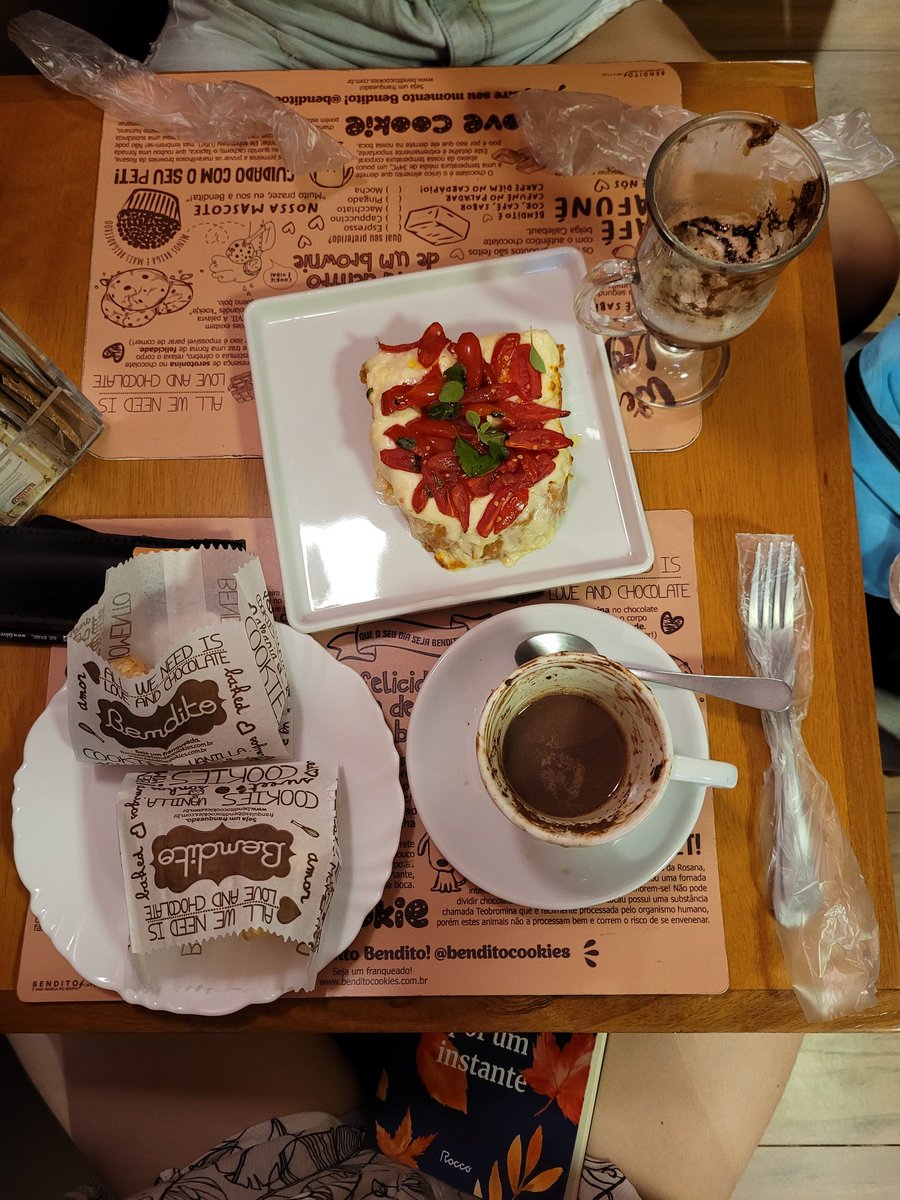 throughthetae's tweet image. um monte de cafe e um monte de palavra