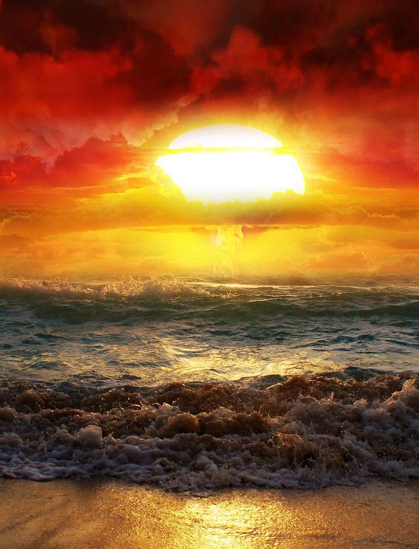 Scenic sunset over the stormy sea  🌇