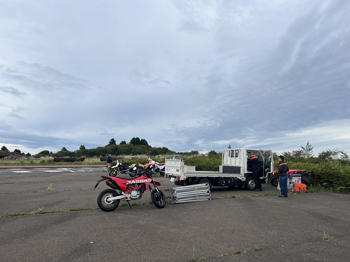 offmotamt's tweet photo. 皆様おはようございます！
イベントブース着々と準備進めております
風が強く、気温も低いので皆様暖かい格好で来ることをおすすめします！
 #関東オフモタMT https://t.co/97TjEpfV3s