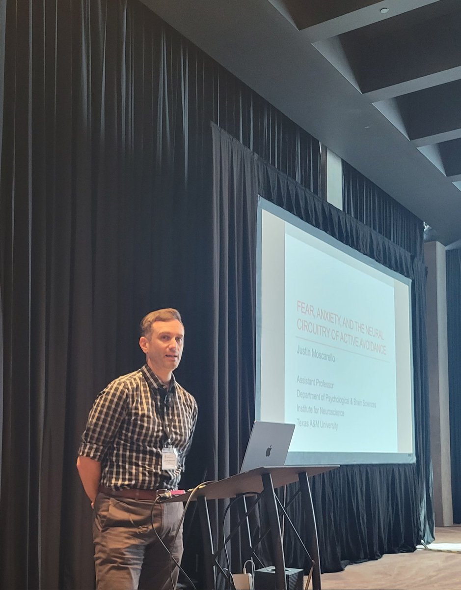 PavlovSociety's tweet image. Last symposium of the day, organized by Robert Sears, on factors governing defensive decisions. Including @MoskieLab &amp;amp; @lujanpema. #pavlovian2023