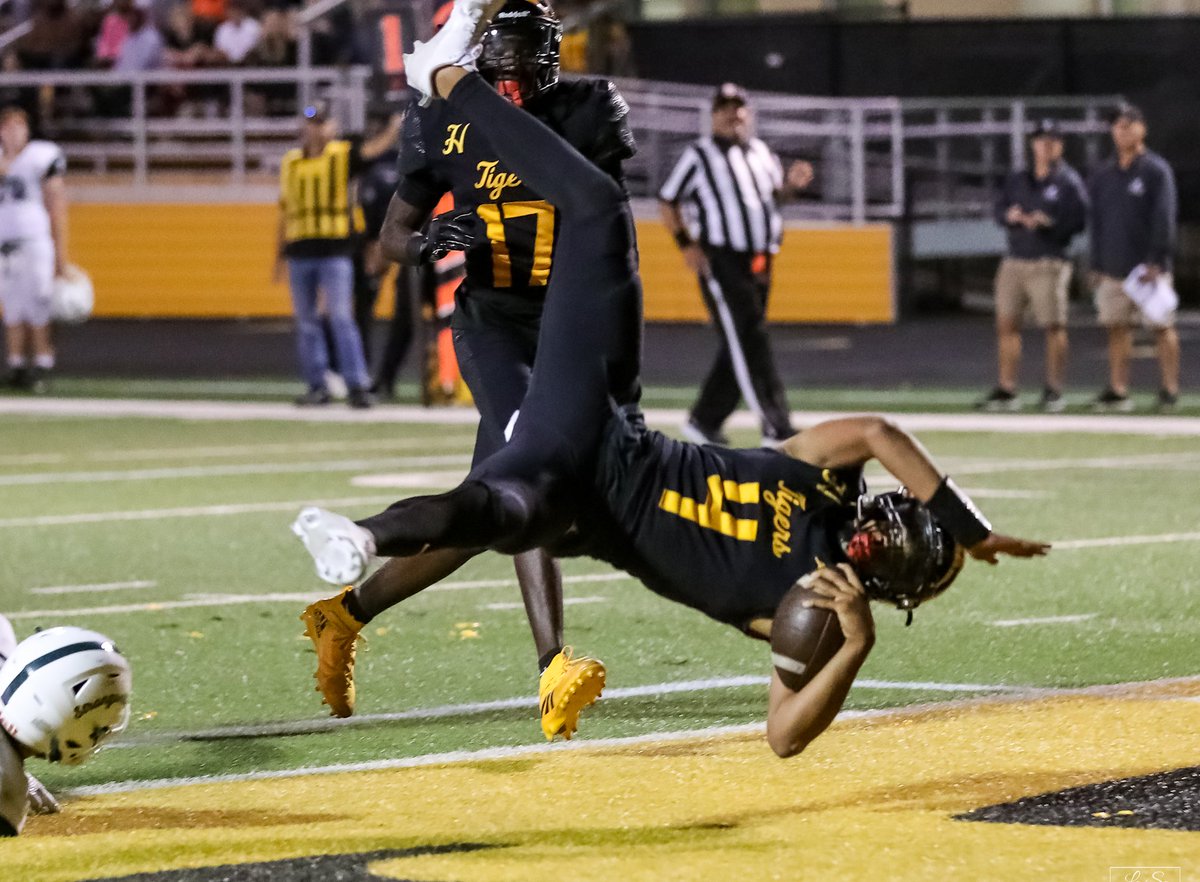You can just tell Heights QB1 <a href="/LakesAmmaarr/">AL4</a> does track as he hurdles over and into the end zone. Amazing multi-sport student athlete
<a href="/MacStephens/">Mac Stephens</a> <a href="/CoachBStep/">Brian Stephenson</a> <a href="/B_Biggom/">Brandon Biggom</a>