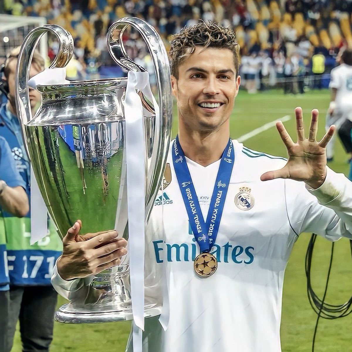 Opinião Impopular:

Cristiano Ronaldo no AUGE jogou muito mais que Lionel messi.