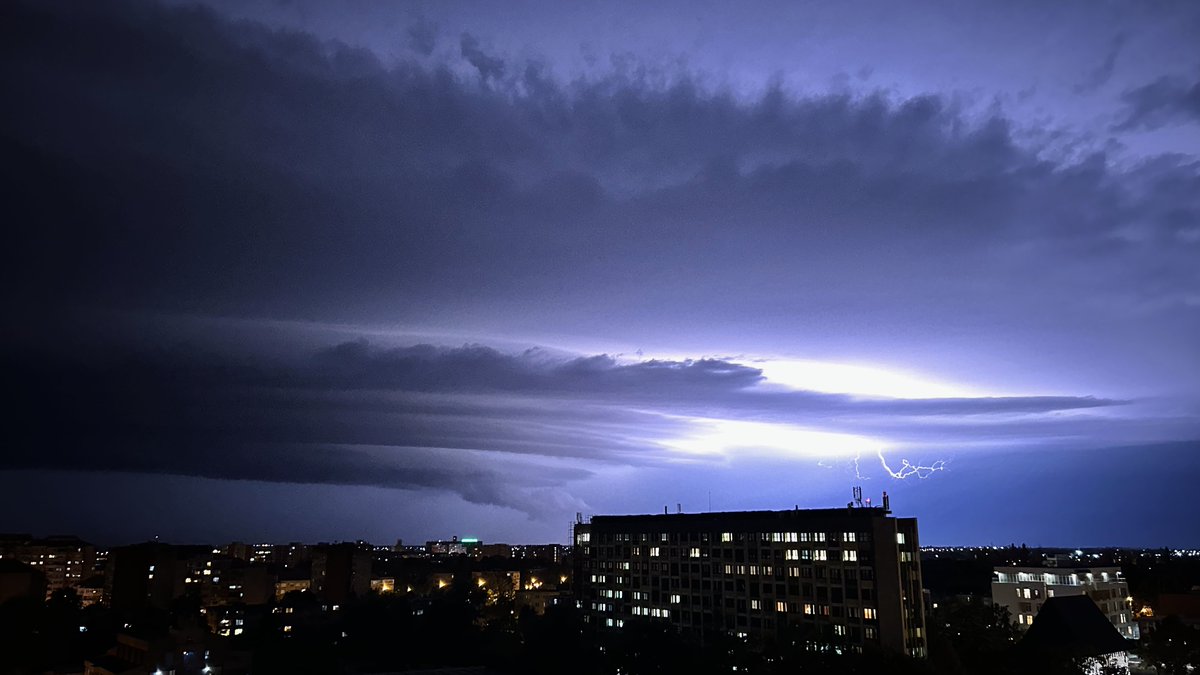 whossiry's tweet photo. This night #StormHour 
📍Oradea, Romania
🗓️ 24/09/2023 https://t.co/SPomMUsCAT