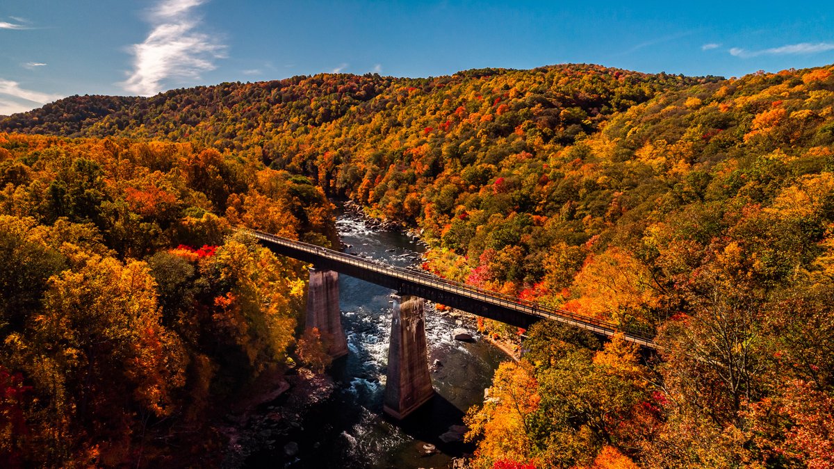 Embracing the first day of fall with open arms 🍂 Being located in Laurel Highlands offers a never-ending front-row seat to nature's breathtaking masterpiece! 🏞️ #LaurelHighlandsViews #FirstDayOfFall 📸 Photo Credit: Alex Byers