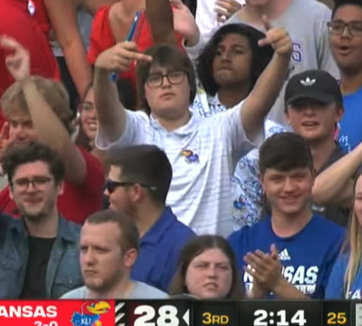 fartking_99's tweet photo. jayhawk footbaww baybeee #RockChalk https://t.co/VjjBp1IGM4