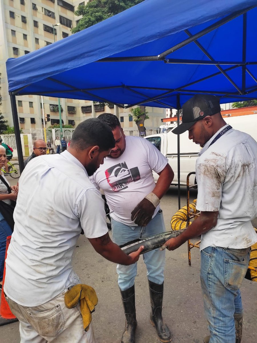 salaprensaCantv's tweet photo. Cuadrillas técnicas realizan la reparación de cable central en la Av. Intercomunal de El Valle, garantizando los servicios a usuarios de:

📍Res. San Andrés 
📍Tamarindo 
📍Fortaleza de San Luis
📍Res. Savoy 
📍Tequendama
📍Calle Apure
📍Calle Caroní
📍Res. Zamora
📍Pedro Basalo https://t.co/hhPn2WIRsX