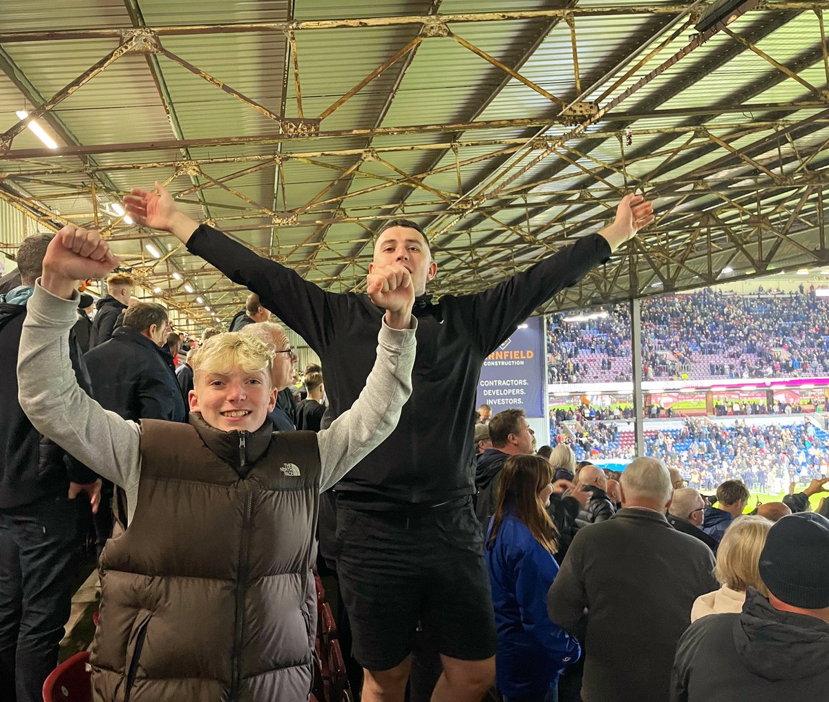 omski99's tweet photo. A tough week of travel and setbacks following the Reds finished off with a proper buzz, great win &amp; top away end 🇾🇪 #mufc https://t.co/7uWP4ZqtEu