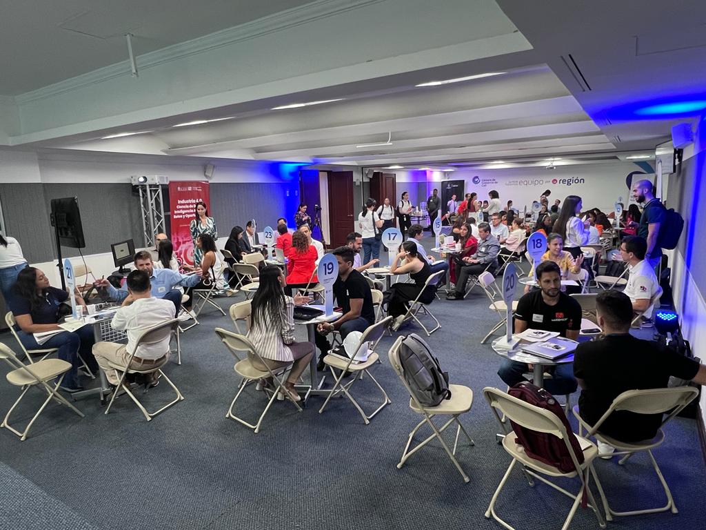 lfpperez's tweet photo. Un total de 135 asistentes tuvimos en el #ClusterConnect, un espacio de conexión para impulsar el trabajo #EnEquipo entre el tejido empresarial y las universidades de nuestra región, para así avanzar en innovación y desarrollo. https://t.co/ilkjy64Md9