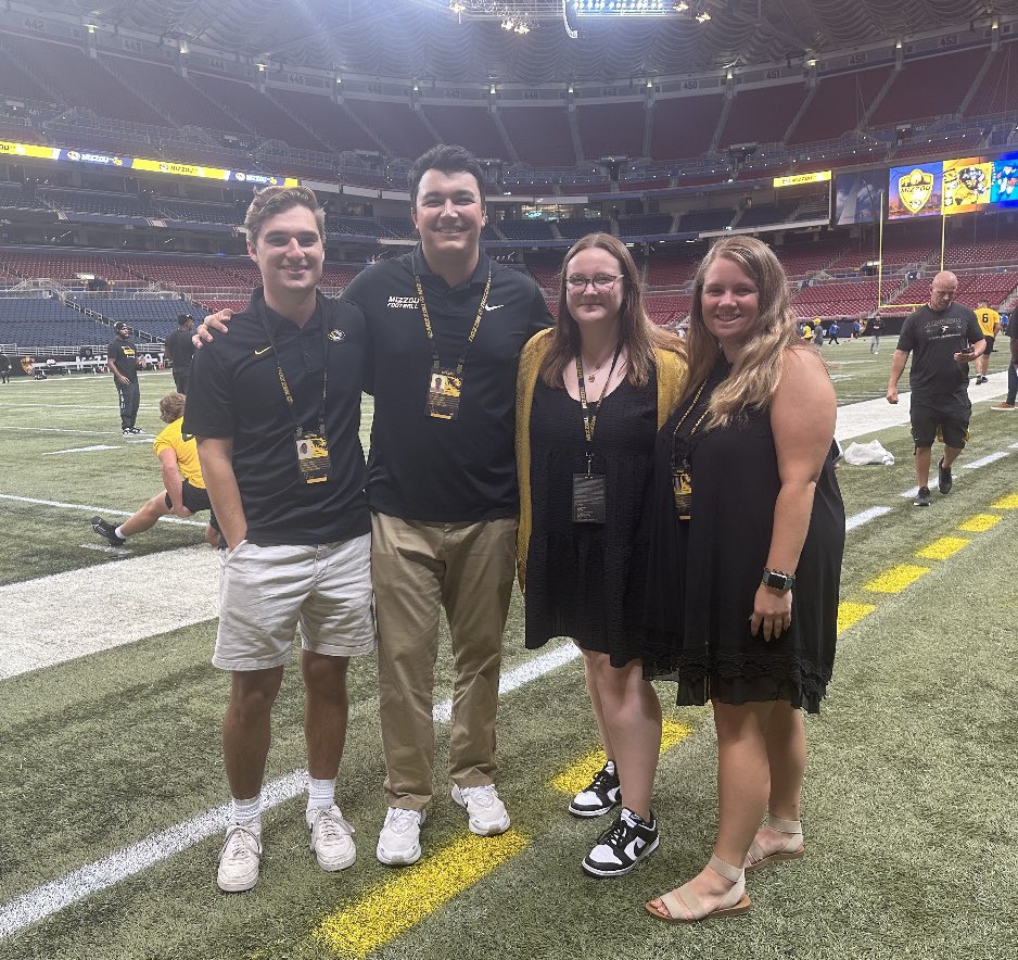 mizzousptmgt's tweet photo. We are ready! Are you? Make sure to say hello to our student-workers in St. Louis tonight! 🖤💛🐯 @MizzouAthletics @MizzouFootball @Mizzou https://t.co/wGGtQVrfkT