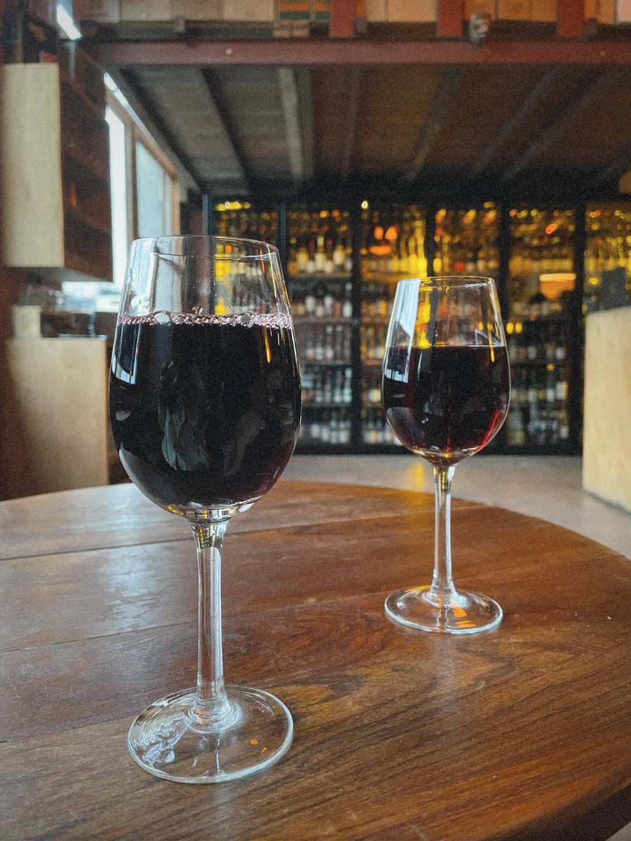 Chin chin por mi. 
Que vengo de unos meses pésimos y  sigo remándola.
Porque los sueños se trabajan, los caminos se transitan a paso firme y cada tropezón se transforma en aprendizajes nos enriquecen. 

Ah, y porque pese a todas las malas, mañana me enfrento una vez + a los 42km