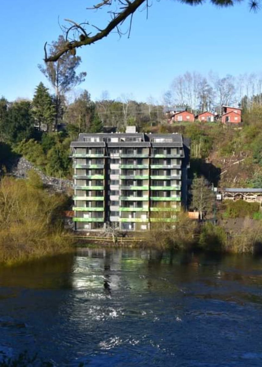 Siguen las construcciones en terrenos que no son aptos para ello. ¿Quien fiscaliza esto? 
El edificio está construido a orillas del río tolten en Villarrica, cuando se derrumbe por el clima y la crecida del rio van a culpar al gobierno 🤦🏼‍♀️